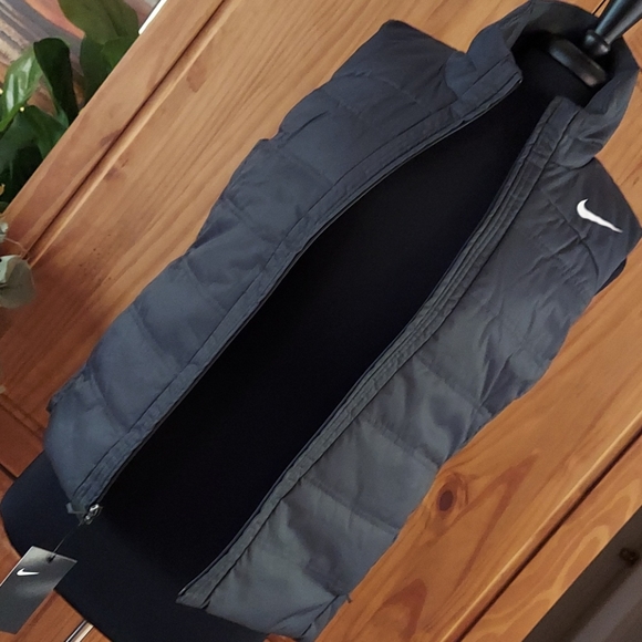 Nike - Picture 8 of 14